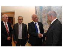 Saeb Erekat-en el centro-saluda a Benjamin Netanyahu-a la derecha-.
