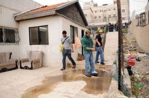 Colonos israelíes ocupando su nueva casa.