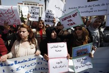 Mujeres marroquíes manifestándose contra el artículo 475 del código penal.