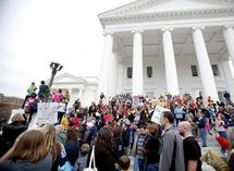 Manifestantes partidarios del aborto y contrarios a la nueva ley en Virginia.