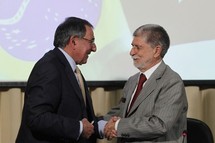 Leon Panetta-izquierda-y Celso Amorim.