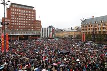 Miles de personas en Oslo, concentradas para cantar contra Breivik.