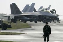 Aviones F-22 en la base de Futenma, en Okinawa, Japón.