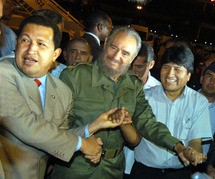 De izquierda a derecha, Hugo Chávez, Fidel Castro y Evo Morales.