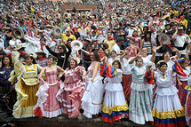 Miles de personas bailan en Colombia.