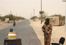 Un miliciano tuareg del MNLA, Movimiento Nacional de Liberación de Azawad, vigila en un puesto de control en Tombuctú, Malí.