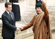 Nicolas Sarkozy-izquierda-y Muammar Gadafi, en una imagen de archivo.