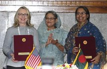 De izquierda a derecha, Hillary Rodham Clinton, la presidenta del gobierno bengali Shij Hasina y la ministra de Exteriores bengalí Dipu Moni.