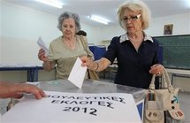 Una mujer vota, en Grecia.