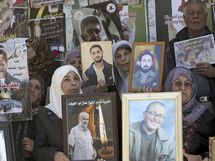 Familiares de presos palestinos piden su liberación.