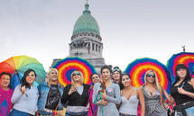 Miembros de organizaciones de transexuales, frente al congreso argentino.