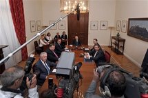 Los líderes de los principales partidos políticos griegos, reunidos con el presidente de la república. Los líderes de los principales partidos políticos griegos, reunidos con el presidente de la república.
