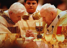El actual Papa, Joseph Ratzinger-izquierda-y el anterior Papa, Carol Wojtyla