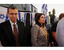Los dos diputados del Likud, en la manifestación racista, Yariv Levin-izquierda-y Miri Regev