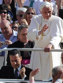 Abajo, a la izquierda, Paolo Gabriele Abajo, a la izquierda, Paolo Gabriele