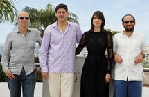 El director Carlos Reygadas, a la derecha, con los protagonistas de Post tenebras lux