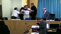 Un espontáneo interrumpe el testimonio de Blair ante comisión investigadora Un espontáneo interrumpe el testimonio de Blair ante comisión investigadora
