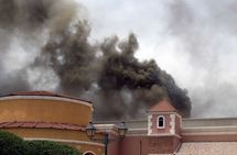 El humo del incendio en el centro comercial de Doha, Catar.