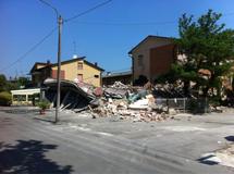 Una casa destruida en Cavezzo, Italia. Una casa destruida en Cavezzo, Italia.