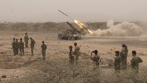 Militares yemenís disparando Militares yemenís disparando