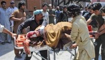 Un hombre herido en la explosión, es llevado al hospital en Peshawar, Pakistán. Un hombre herido en la explosión, es llevado al hospital en Peshawar, Pakistán.