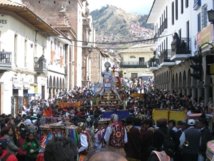 Alfombras de flores, incienso, altar motorizado: el Corpus Christi en Perú Alfombras de flores, incienso, altar motorizado: el Corpus Christi en Perú