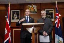 El presidente de la asamblea legislativa de las Malvinas, Gavin Short-derecha-y Jeremy Browne, del gobierno británico. El presidente de la asamblea legislativa de las Malvinas, Gavin Short-derecha-y Jeremy Browne, del gobierno británico.
