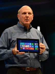 Steve Ballmer muestra la tableta Surface.