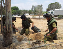 Unos soldados israelíes, en el lugar de caida de un cohete Qassam Unos soldados israelíes, en el lugar de caida de un cohete Qassam