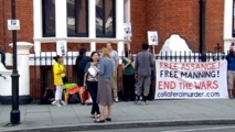 Manifestantes partidarios de Julian Assange, ante la embajada ecuatoriana en Londres.