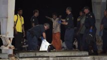 Los inmigrantes supervivientes, al llegar a la pequeña isla australiana. Los inmigrantes supervivientes, al llegar a la pequeña isla australiana.
