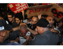 Manifestantes chocan con policías, en Tel Aviv. Manifestantes chocan con policías, en Tel Aviv.