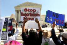 Manifestantes contrarios a la ley de Arizona