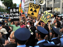 Manifestantes contrarios a la energía nuclear, en Japón.