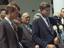 De izquierda a derecha, Robert Kennedy, Edgar Hoover y John F. Kennedy.