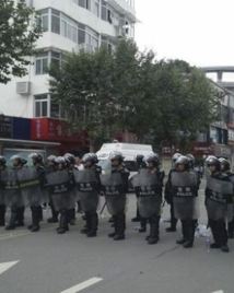 Policías en la ciudad de Shifang, en el suroeste de China.