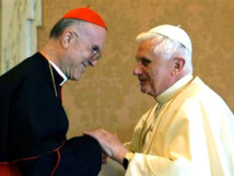 El cardenal Tarcisio Bertone, a la izquierda, y el Papa Benedicto XVI, Joseph Ratzinger El cardenal Tarcisio Bertone, a la izquierda, y el Papa Benedicto XVI, Joseph Ratzinger