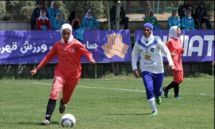 Jugadoras de fútbol, con velo(hiyab, en árabe).