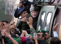 Yaser Arafat, cuando ya su salud se había deteriorado, al salir de Palestina. Yaser Arafat, cuando ya su salud se había deteriorado, al salir de Palestina.