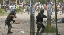 Policías se enfrentan a manifestantes, en Perú Policías se enfrentan a manifestantes, en Perú
