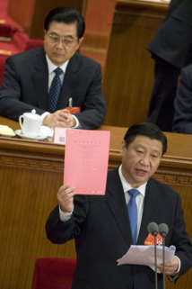 Xi Jinping, hablando. Detrás de él, Hu Jintao.