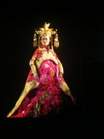 Diseño de Guo Pei, en su colección de 2012 Diseño de Guo Pei, en su colección de 2012