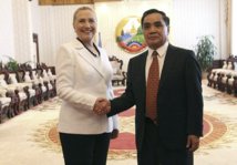 Hillary Rodham Clinton-izquierda-,con Thonsing Thammavong, en Laos. Hillary Rodham Clinton-izquierda-,con Thonsing Thammavong, en Laos.