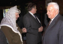 Yaser Arafat-a la izquierda- con Ariel Sharon.