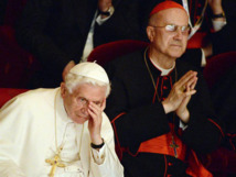 Joseph Ratzinger-el papa Benedicto XVI-, a la izquierda, y Tarcisio Bertone