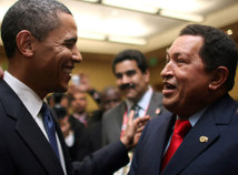 Barack Obama-izquierda- y Hugo Chávez.