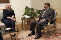 Hillary Rodham Clinton-izquierda- y Muhammad Mursi