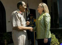 Husein Tantaui, a la izquierda, con Hillary Rodham Clinton.