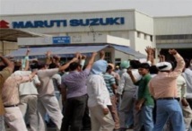Trabajadores se manifiestan ante la fábrica, en India.