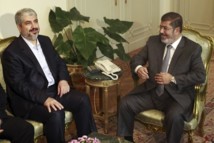 Jalid Mishal-a la izquierda- y Muhammad Mursi.